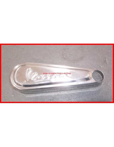embellecedor-basculante-cromado-con-letras-vespa