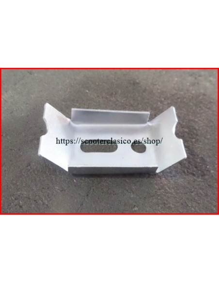 Pletina sujecci&oacute;n cofano izquierdo de Vespa