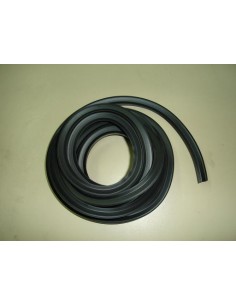 goma-cofano-de-color-negra-ancha