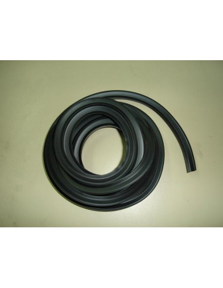 goma-cofano-de-color-negra-ancha