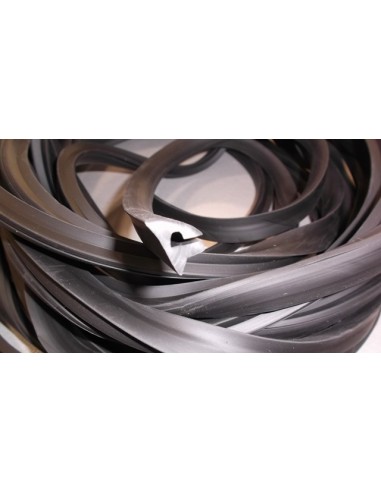 goma-cofano-de-color-negra-ancha