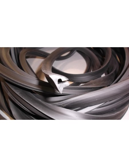 goma-cofano-de-color-negra-ancha