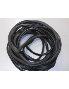 goma-cofano-de-color-negra-ancha