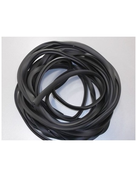 goma-cofano-de-color-negra-ancha