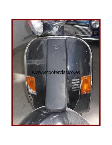 Bord&oacute;n de escudo Vespa PK cromado